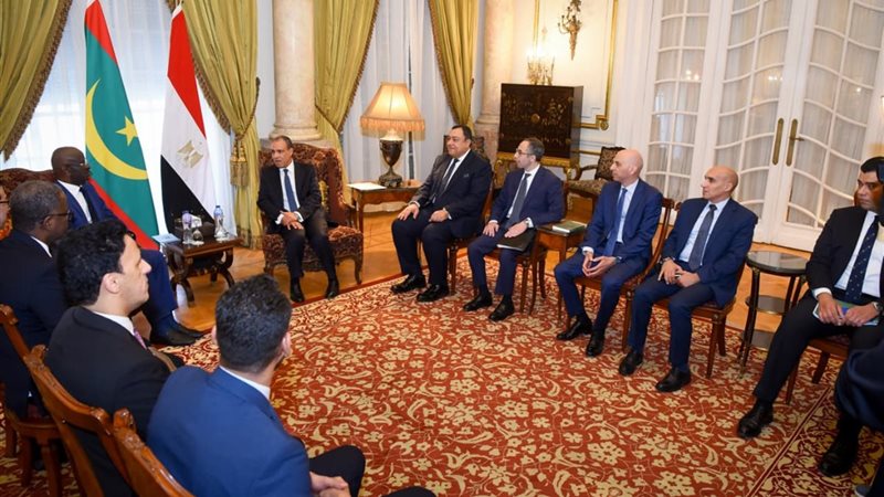 وزير الخارجية يعقد