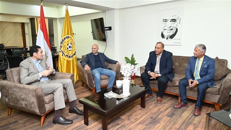 جوهر نبيل مع لجنة