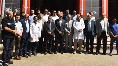 وزع هدايا وعيديات، محافظ أسيوط يزور المرضى في المستشفيات 