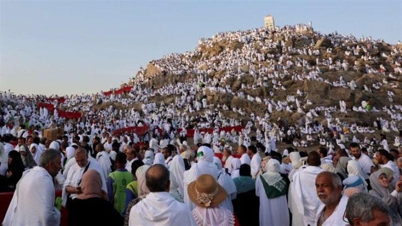 الحجاج يواصلون التوافد