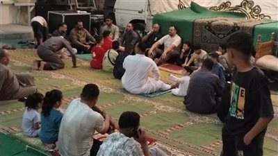 بالمصليات والسبح، توافد أهالى الاسكندرية إلى ساحات مساجد سموحة (صور)