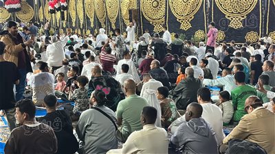 امتلاء ساحة مصطفى محمود بالمصلين ومكبرات الصوت تحذر السيدات من الصلاة بجوار الرجال (فيديو)