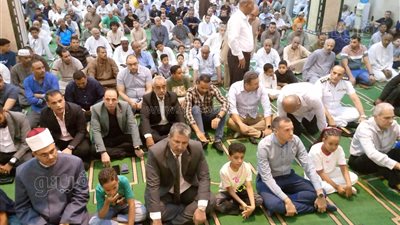 محافظ أسوان يهنئ الأهالي بعد أداء صلاة عيد الأضحى (صور)