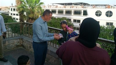 محافظ أسوان يوزع كروت تهنئة الرئيس والهدايا والعيدية على الأطفال (صور)