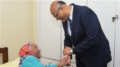 محافظ الإسكندرية يزور دار رعاية المسنات ويهنئ النزيلات بعيد الأضحى 