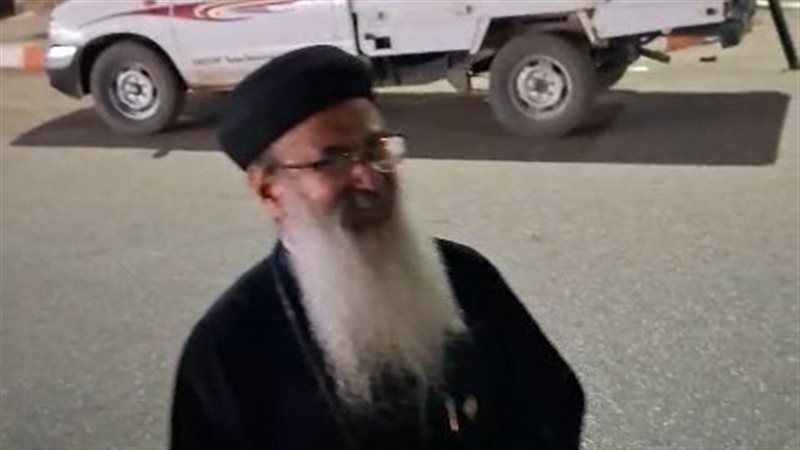 قساوسة يقدمون التهاني