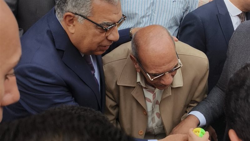 توزيع ألعاب على الأطفال