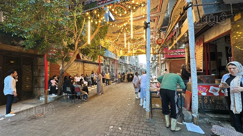 مضحون يتوافدون على