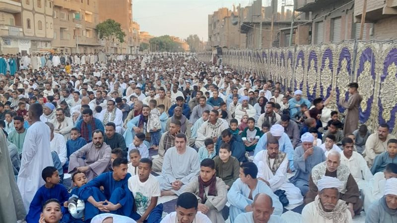 الآلاف يؤدون صلاة