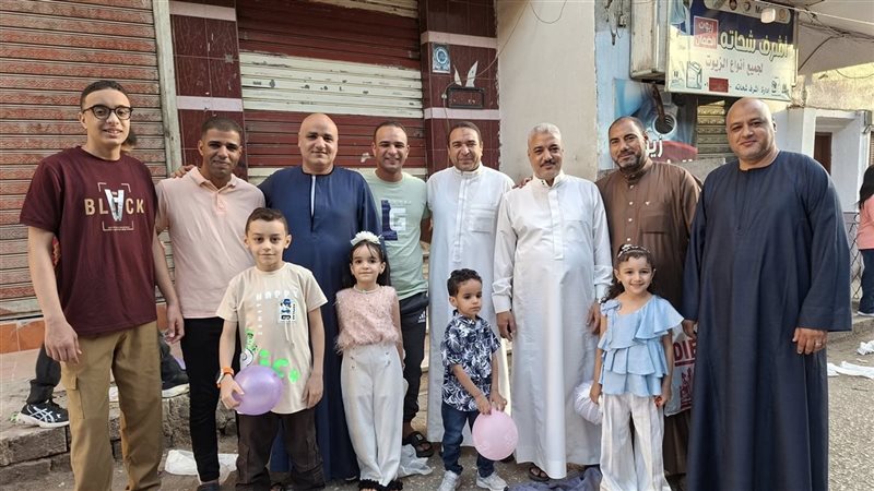 التقطت شباب وأطفال