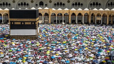 ضيوف الرحمن يؤدون طواف الإفاضة بالمسجد الحرام في أول أيام عيد الأضحى (صور)
