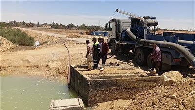 رئيس «مياه القناة» يتابع أعمال إصلاح كسر خط طرد محطة أبو عارف بالسويس 