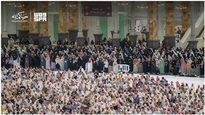 مشاهد من أداء ضيوف الرحمن صلاة العشاء بالمسجد الحرام في أول أيام عيد الأضحى (صور)