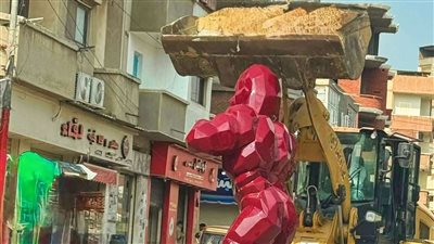 لإثارته الرعب بين الأطفال، تفاصيل إزالة مجسم “الغوريلا الحمراء” بالبحيرة (صور) 