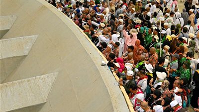 ضيوف الرحمن يواصلون رمي الجمرات في أول أيام التشريق (صور وفيديو)