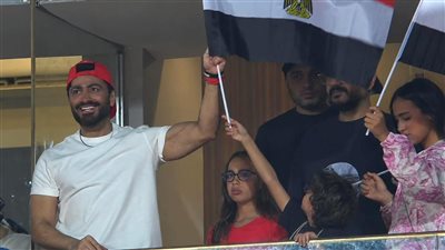 تامر حسني يحتفل مع المنتخب الوطني بالفوز على روسيا في إستاد القاهرة 