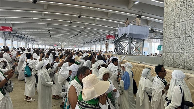 حجاج بيت الله يرمون