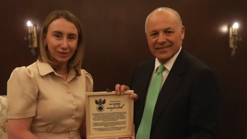 أبو ريدة مع رئيس