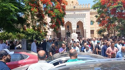 تشييع جثمان والدة أحمد حلمي من مسجد ناصر في بنها (صور)