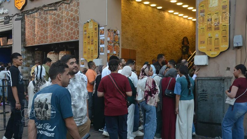 زحام على مطاعم وسط