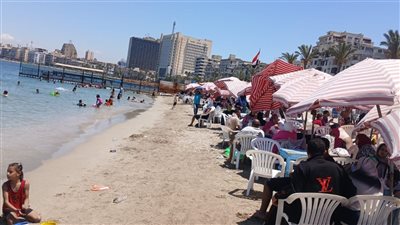 إقبال كثيف على شواطئ الإسكندرية في رابع أيام عيد الأضحى المبارك