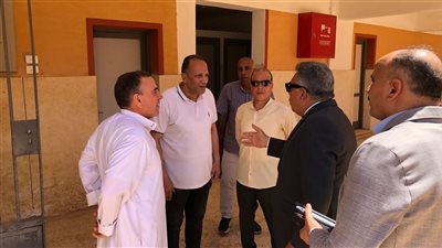 بسبب إضاءة النور نهارا، محافظ الدقهلية يوجه بإحالة مسئولين بمدرسة للتحقيق