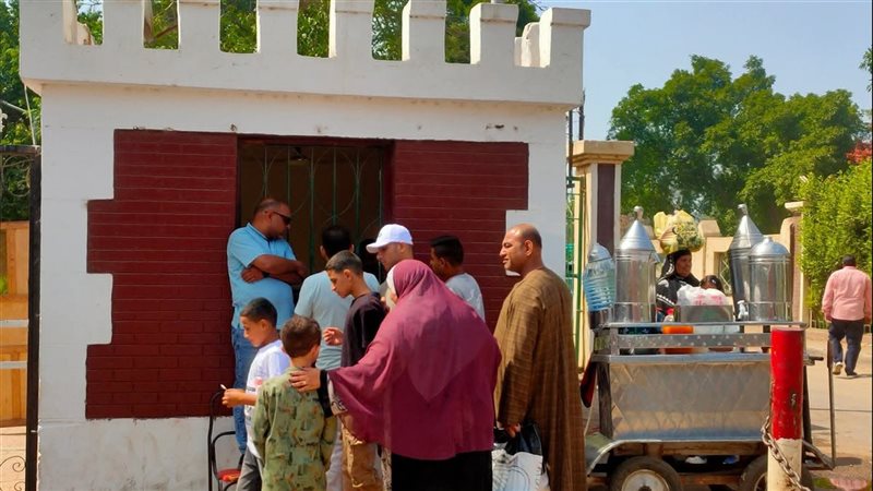 إقبال على حدائق القناطر،