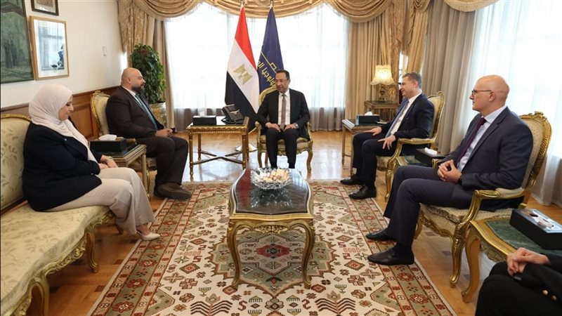 وزير الاتصالات خلال