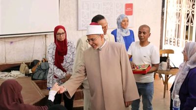 رئيس جامعة الأزهر يوزع الشيكولاتة على الطلاب في لجان امتحانات نهاية العام الدراسي (صور) 
