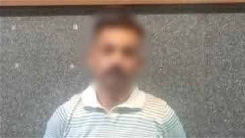 ضبط عاطل لفرضه رسومًا