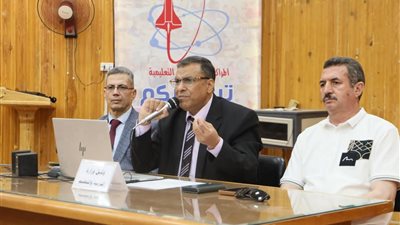مدير تعليم الوادي الجديد لرؤساء لجان الشهادة الإعدادية: حظر الهواتف والتصدي للغش بكل حزم