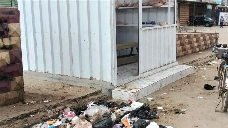 مخلفات بجوار منفذ