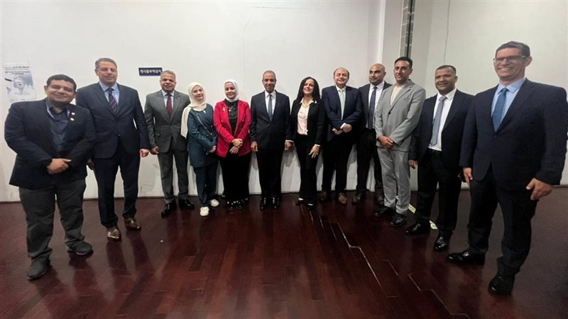 وزير الخارجية مع