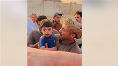 استقبله والده بالدموع، التفاصيل الكاملة للعثور على رضيع مطروح بعد غياب 16 ساعة بالصحراء (فيديو) 
