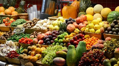 سعر الفاكهة اليوم، انخفاض العنب والتفاح المصري والمشمش يبدأ من 20 جنيها 