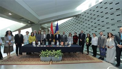 مستشار رئيس رومانيا يزور مكتبة الإسكندرية