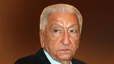 الدكتور عزيز صدقي من العالم الآخر: إغلاق المصانع كارثة كبرى.. المجاملة تتحكم في اختيار الوزراء.. تعليق الفشل على الزيادة السكانية “حجة البليد”.. ولهذا السبب رفض السادات استقالتي من منصب رئيس الحكومة