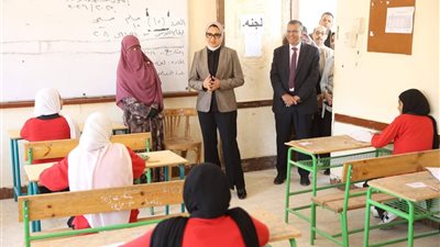 استمعت لآراء الطلاب، محافظ الوادي الجديد تتفقد لجان امتحانات الشهادة الإعدادية