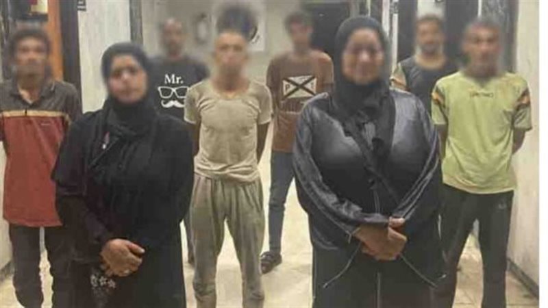 ضبط 6 رجال وسيدتين