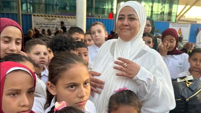«أم القرآن» تعود من الحج، عشرات الطلاب يصطفون لاستقبال الحاجة وفاء في مشهد مؤثر بالمطار 