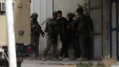حملة اعتقالات إسرائيلية بالضفة الغربية ومستوطنون يضرمون النيران في أراضٍ فلسطينية
