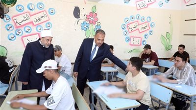 محافظ الشرقية يتفقد لجان امتحانات الثانوية الأزهرية بمعهد الصفوة بالزقازيق 