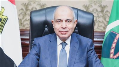 محافظ المنيا يهنئ مدير مكتبة مصر العامة لفوزه بالمركز الأول لأفضل الأبحاث العلمية
