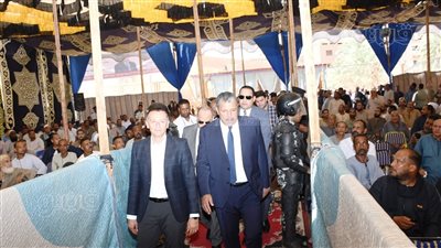 محافظ أسوان يشهد مراسم إتمام الصلح بين عائلتين (صور) 