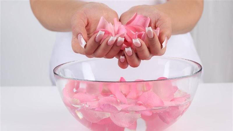 ماء الورد وفوائده،