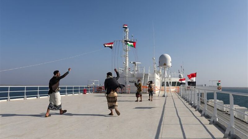 حوثيون على متن سفينة