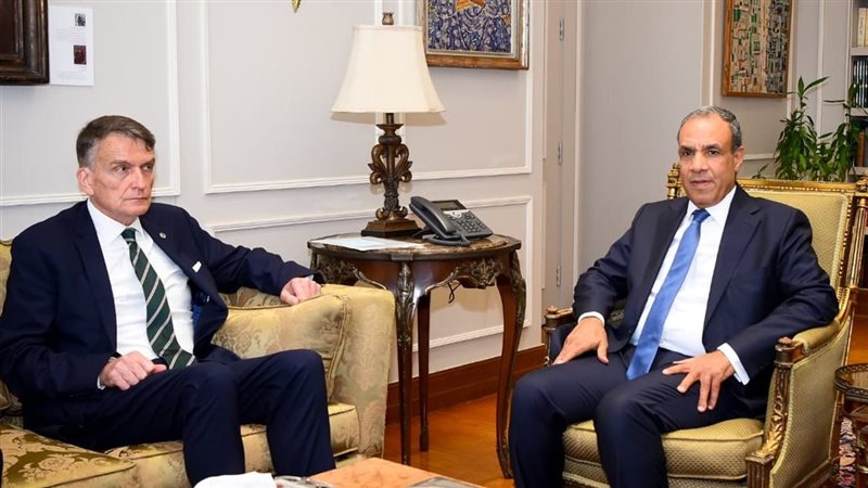 وزير الخارجية مع