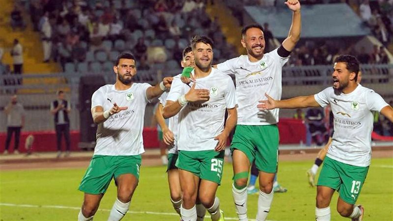 المصري يتوج بكأس