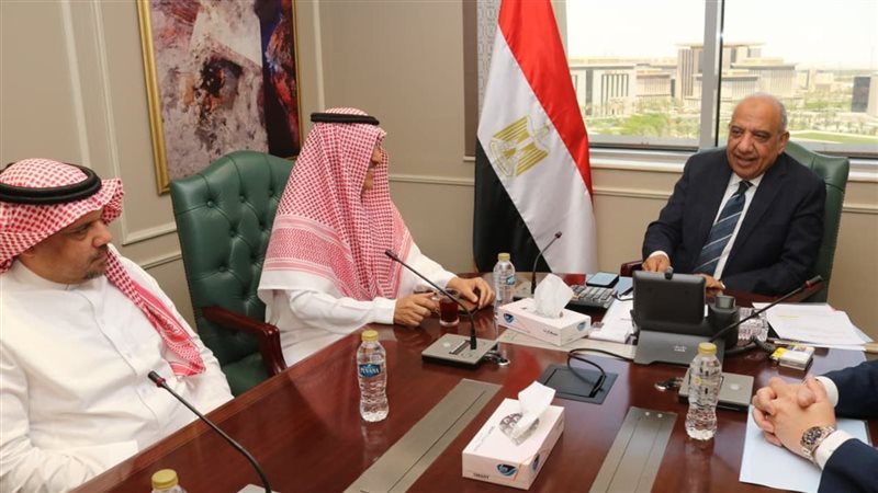 وزير الكهرباء خلال