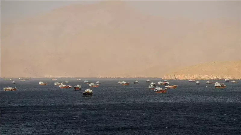 سفن راسية في مضيق